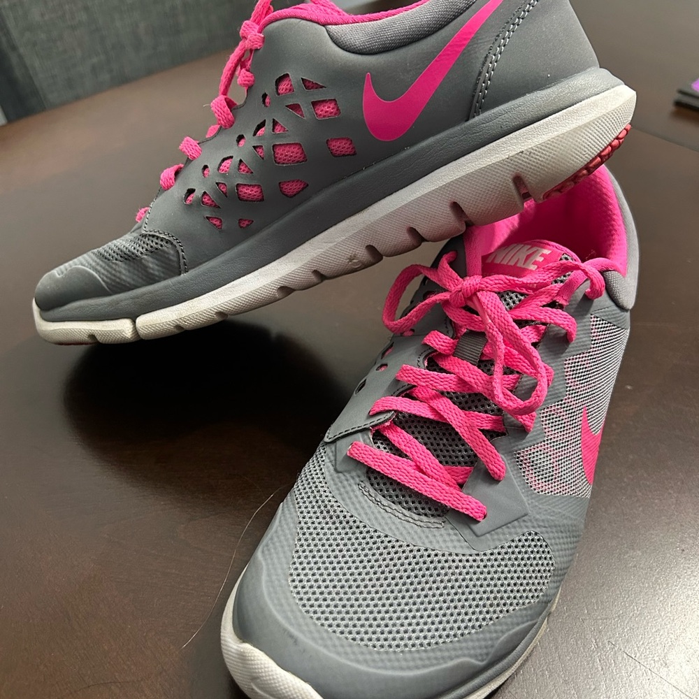 Nike Women's Athletic Shoes in Gray and Pink